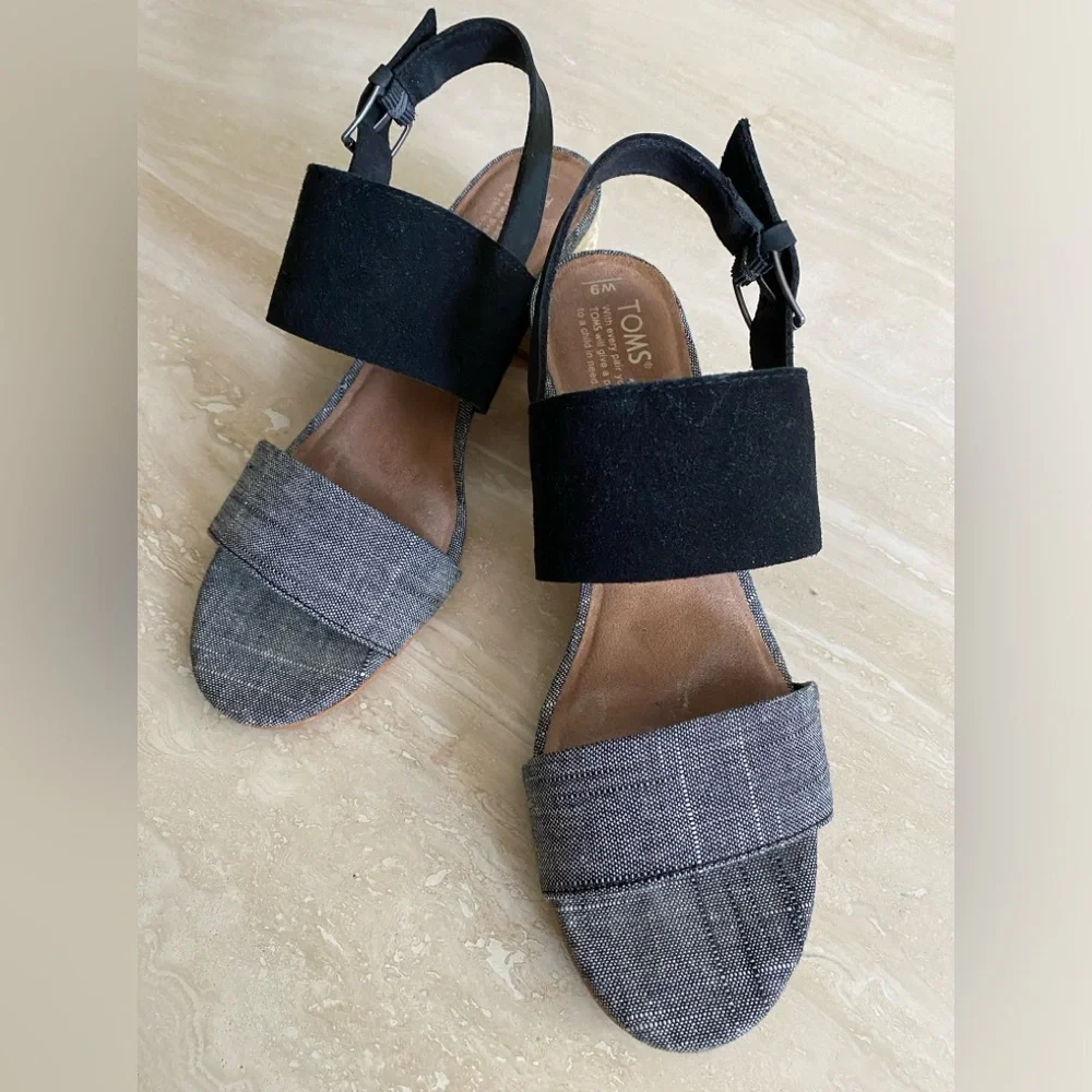 TOMS SUEDE / CHAMBRAY SANDALS